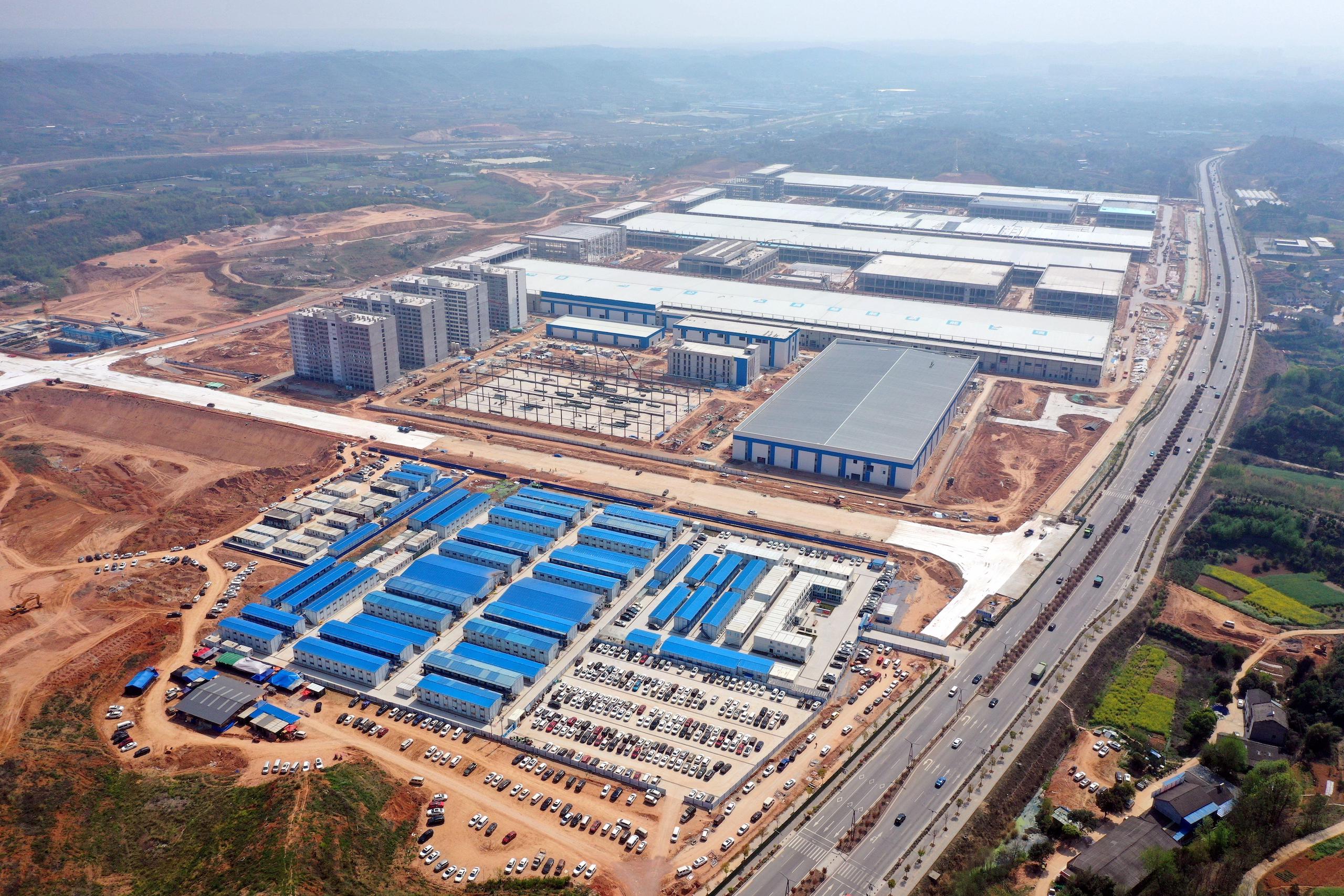 Widok z lotu ptaka na duży park przemysłowy, fabryki w budowie