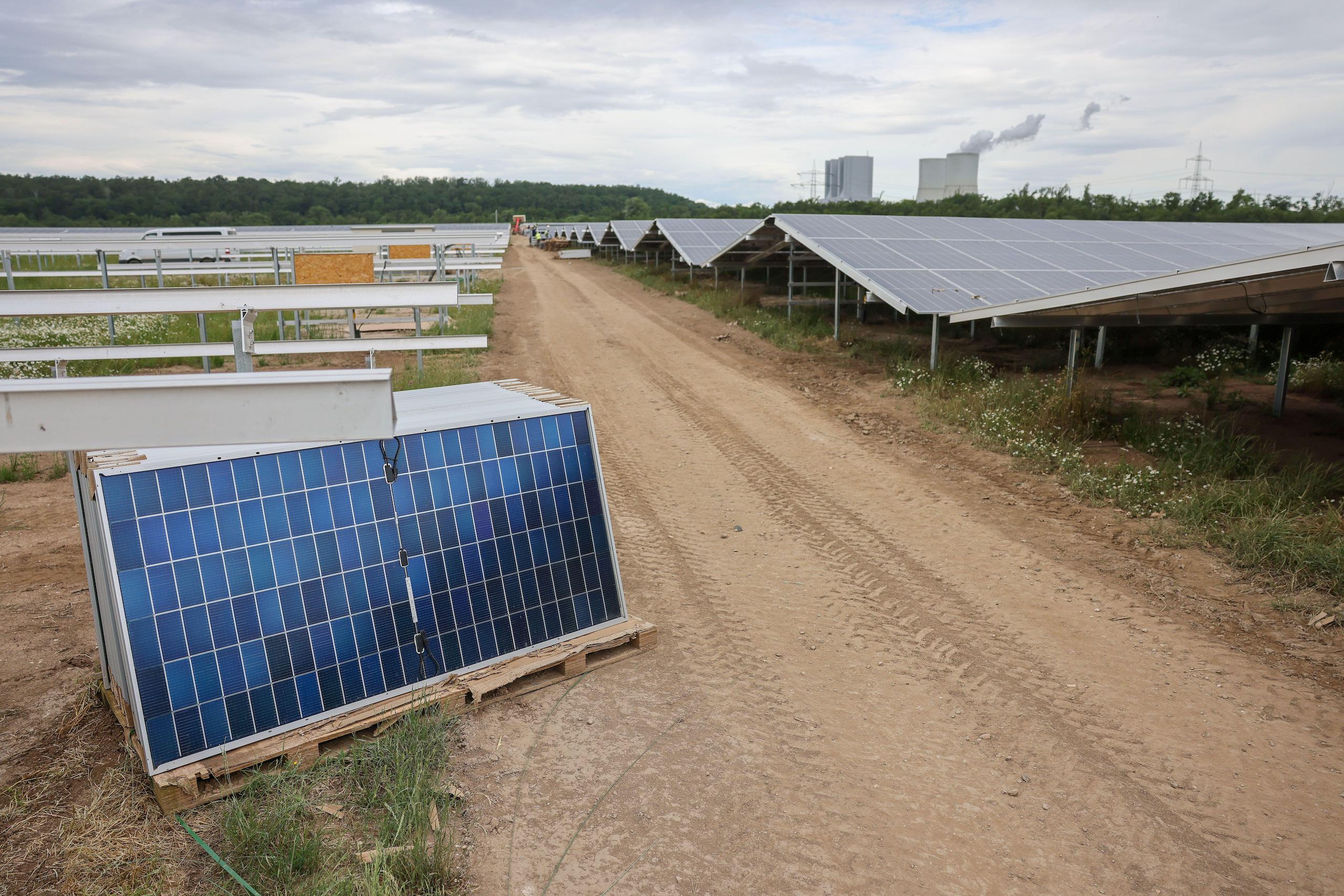 Farma fotowoltaiczna w Niemczech, pochylona pod panelem słonecznym