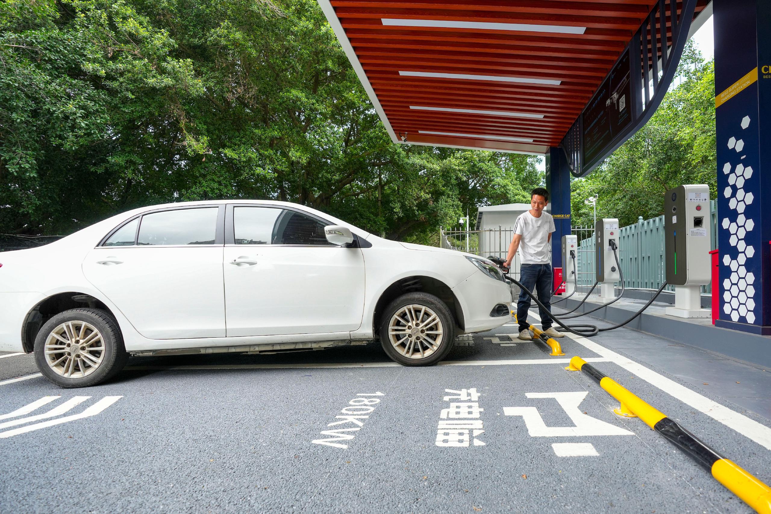 https://cdn.chinadialogue.net/content/uploads/2023/11/30151502/China-person-charging-electric-car_Alamy_2R90J0C.jpg